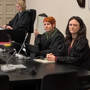 Der Angeklagte Yusuf M. (2. v. r.) neben seinen Anwältinnen.