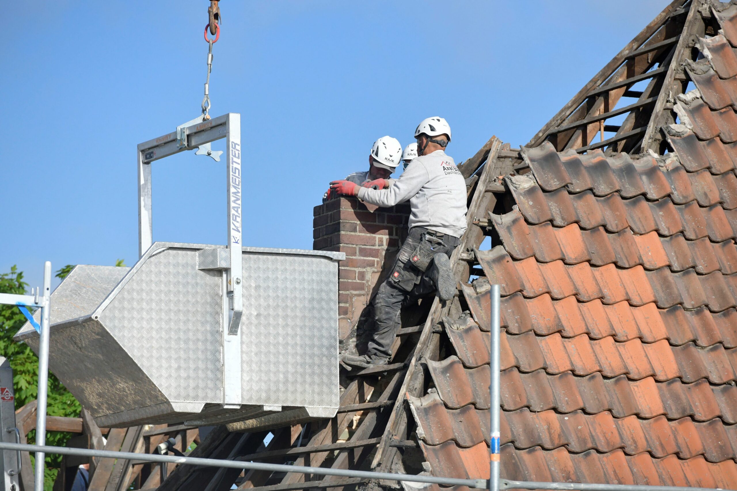 Dachdecker bei der Arbeit. Arbeitsschutz ist ein Grundrecht für Beschäftigte.