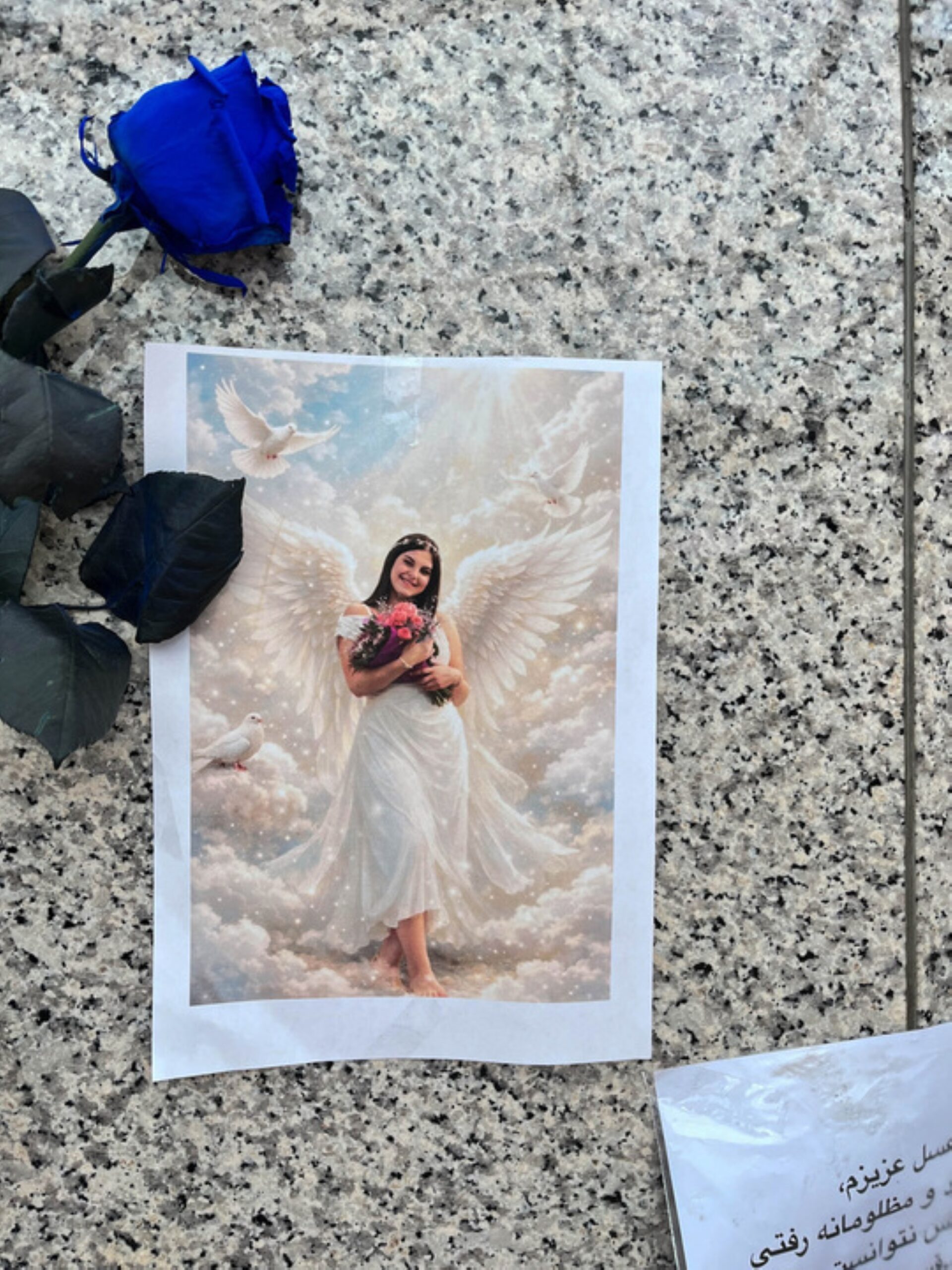 Am Tatort wurden mehrere Bilder von Asal aufgehängt.