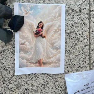 Am Tatort wurden mehrere Bilder von Asal aufgehängt.