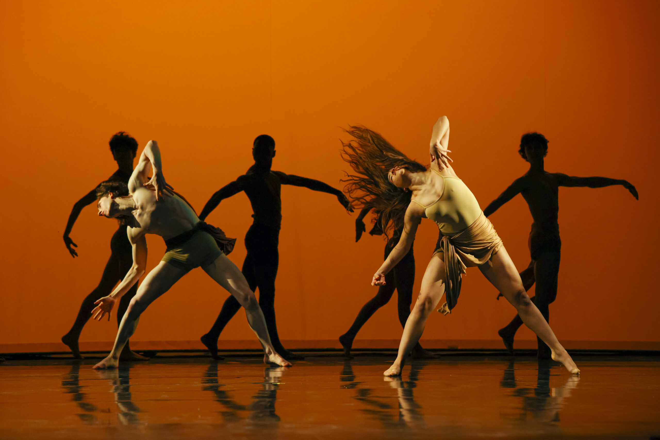 Tänzerinnen und Tänzer eines Ballett-Ensembles