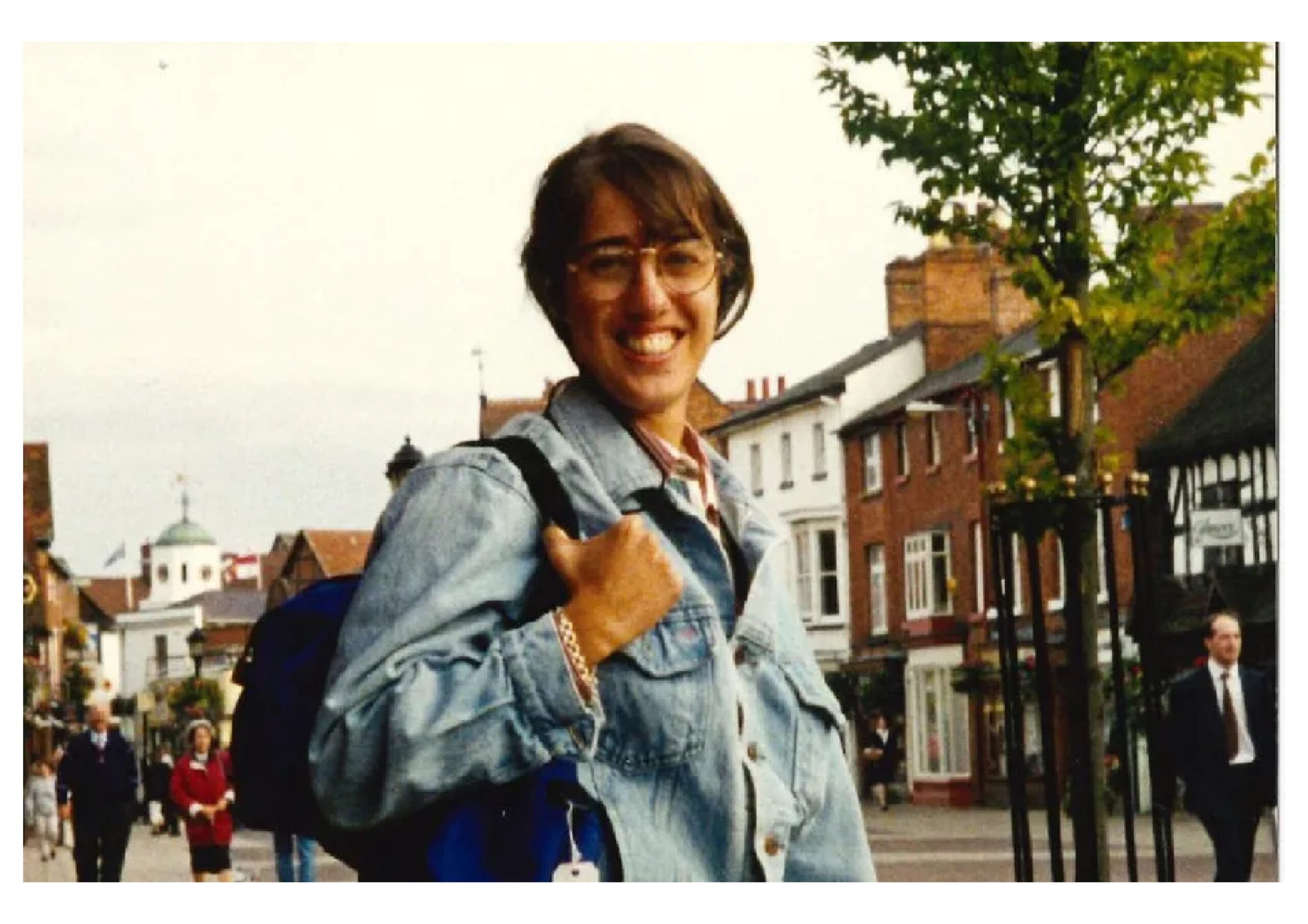 Die US-Amerikanerin Amy Lopez. Sie hat kurze braune Haare, trägt eine Brille und lächelt breit.