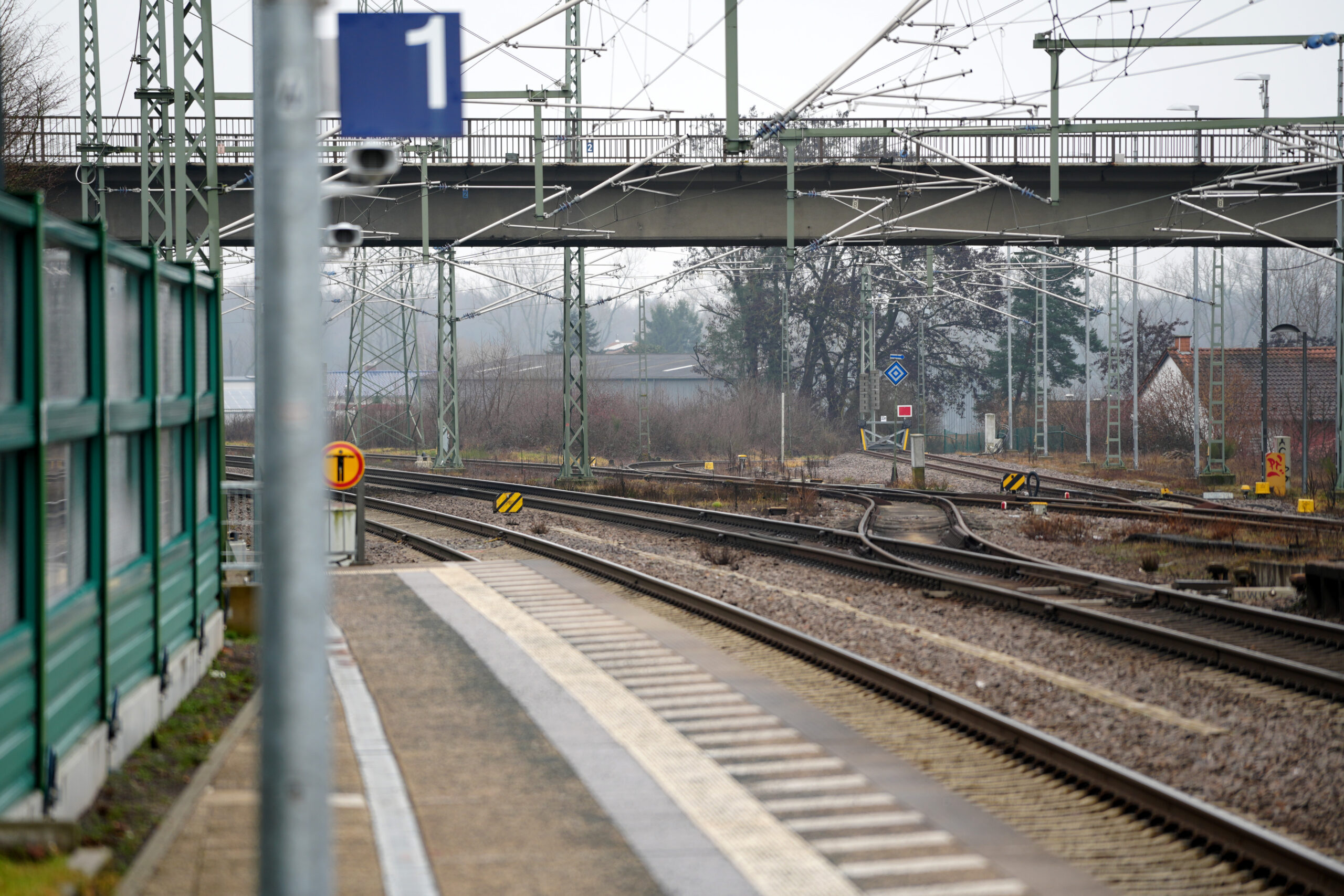 Blick einen Bahnsteig und die Gleise im Bahnhof in Landstuhl.