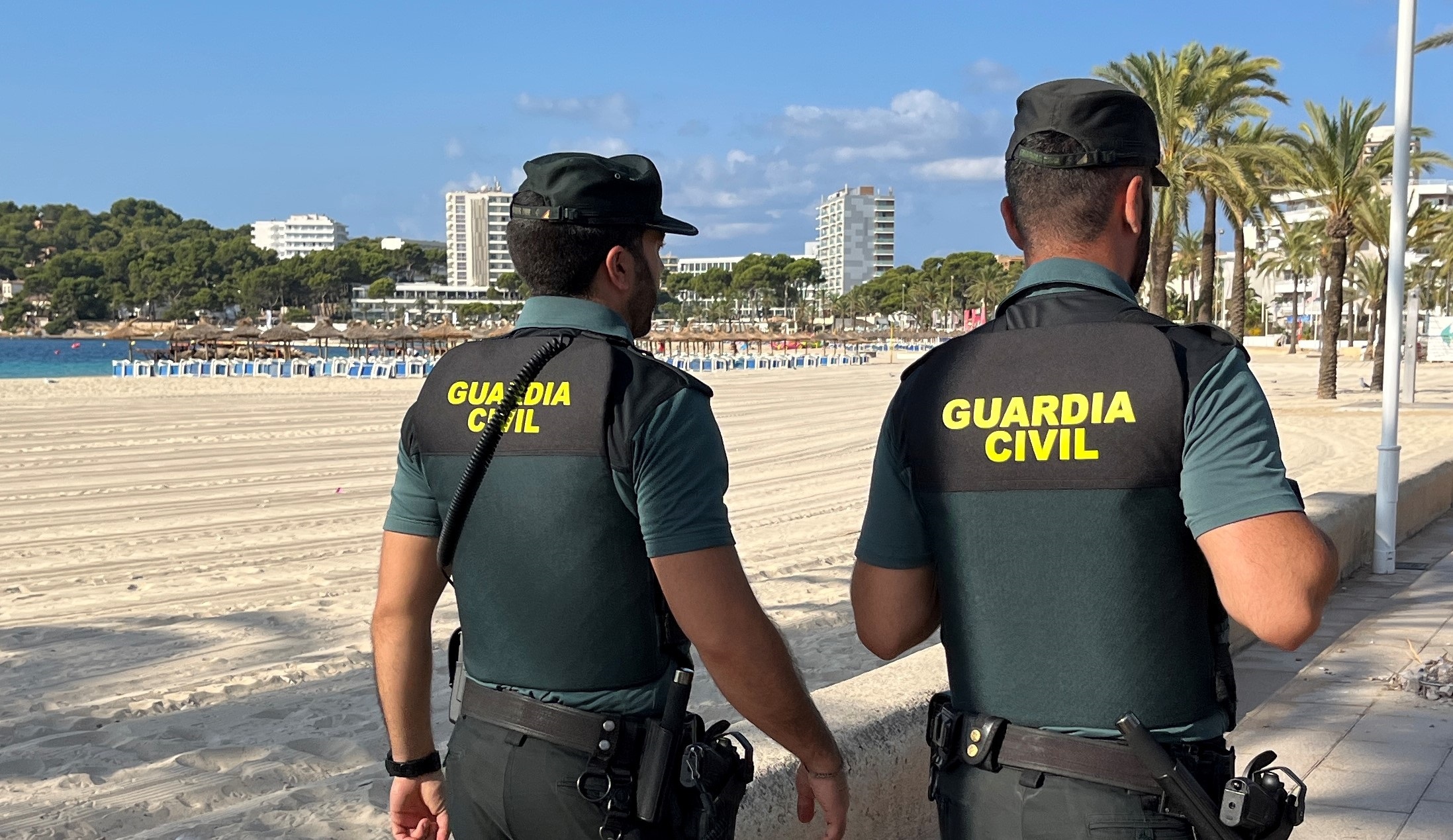 Mitglieder der spanischen Guardia Civil sind nahe eines Strandes im Einsatz.