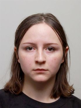 Auf der Flucht: Die 17-Jährige wird per Fahndungsfoto gesucht.