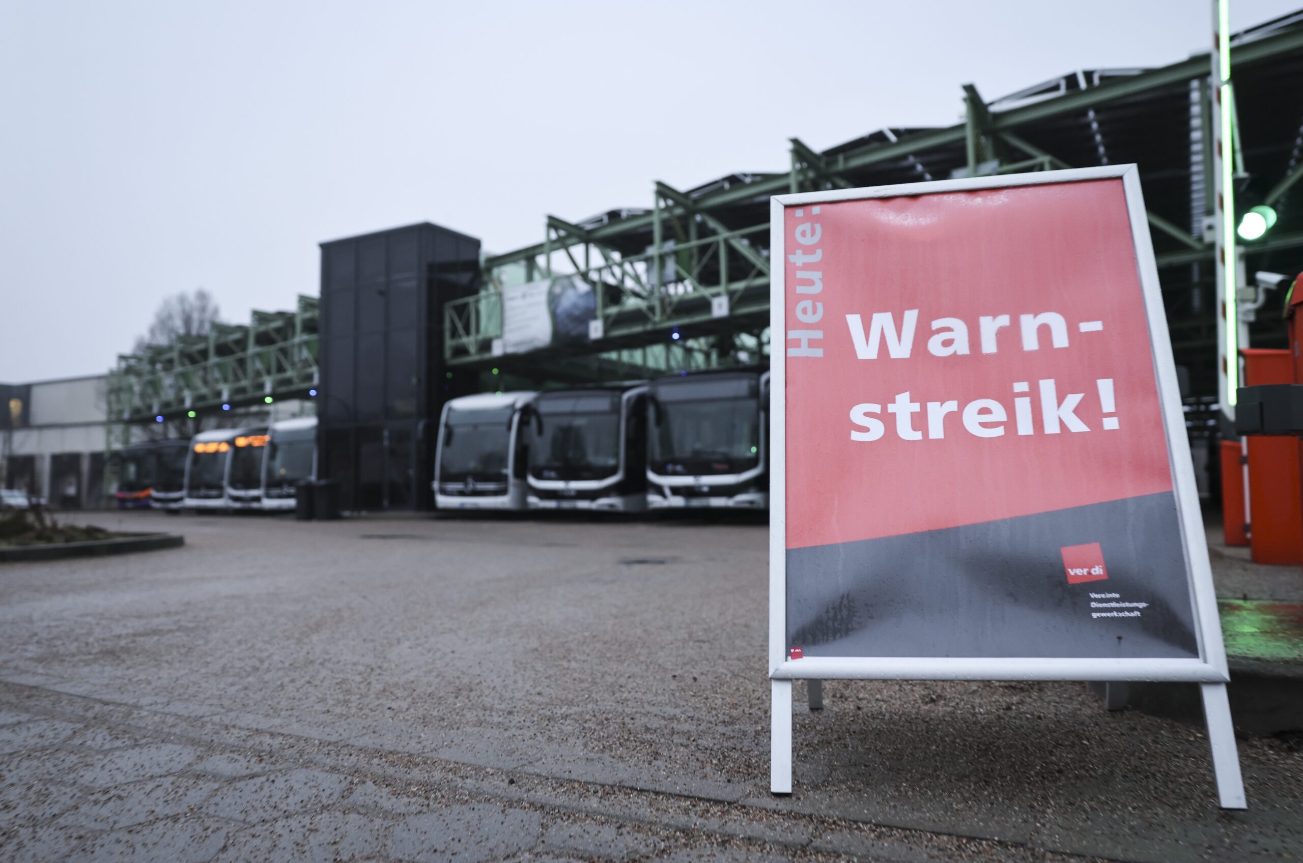 Streik auf dem Betriebshof der Verkehrsbetriebe Hamburg-Holstein (VHH) in Schenefeld am 11. Februar 2026.