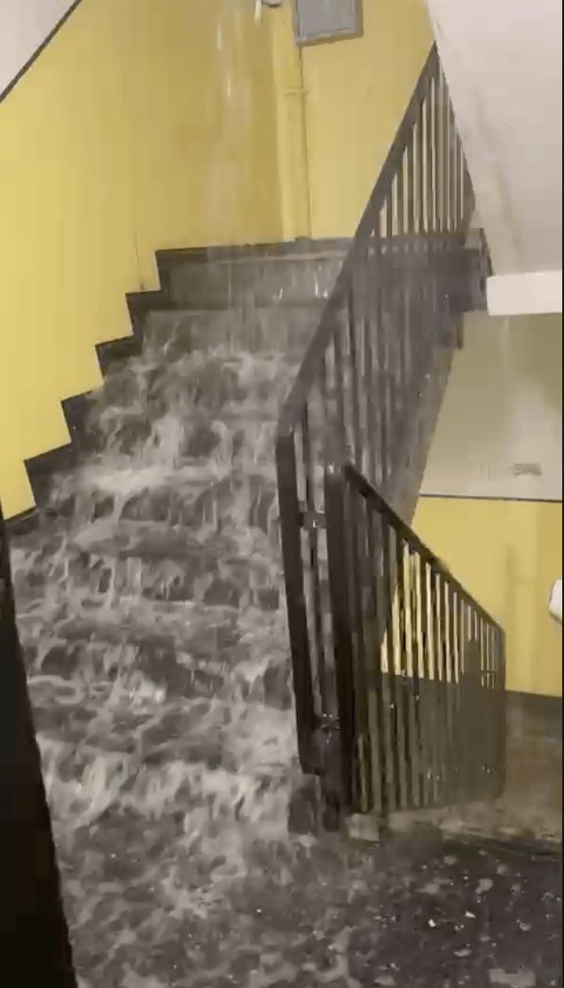 Das Wasser strömte am Freitagabend durch das Gebäude in Wilhelmsburg.