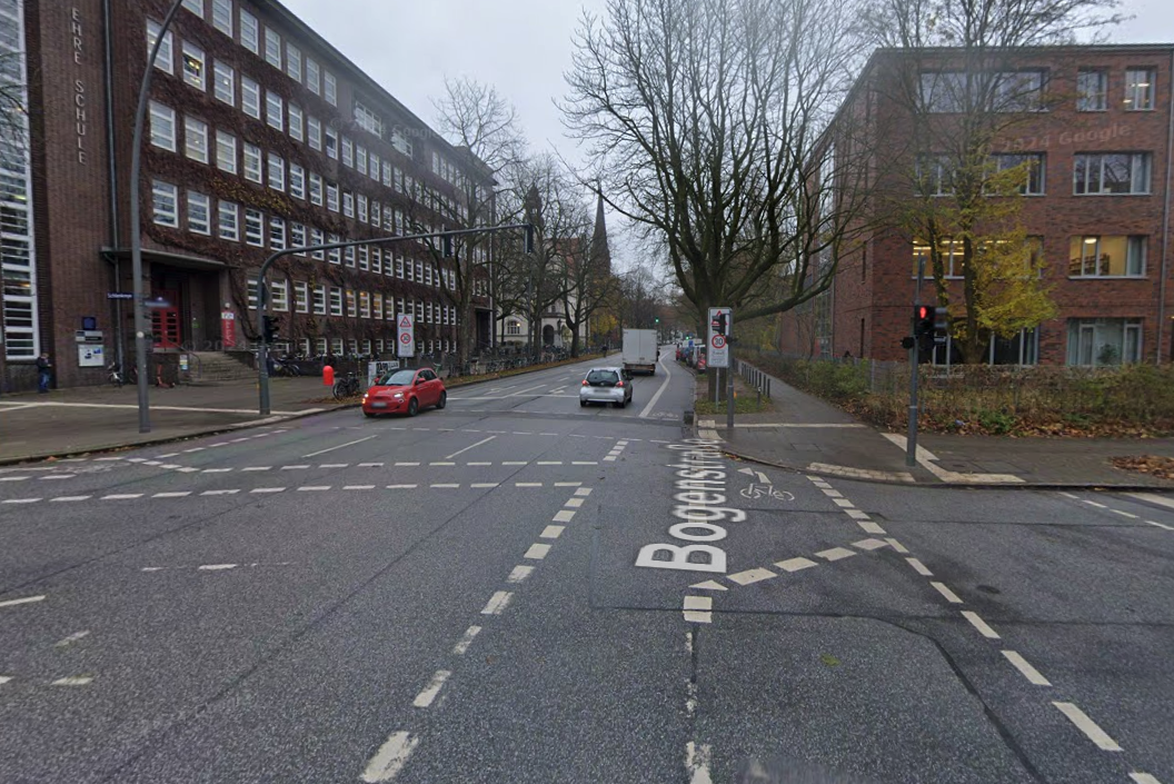 Der E-Roller war auf dem Radweg der Bogenstraße unterwegs, als es nach der Kreuzung Bogenstraße/Schlankreye zur Kollision mit dem Radfahrer kam.