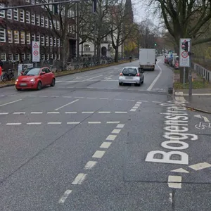 Der E-Roller war auf dem Radweg der Bogenstraße unterwegs, als es nach der Kreuzung Bogenstraße/Schlankreye zur Kollision mit dem Radfahrer kam.