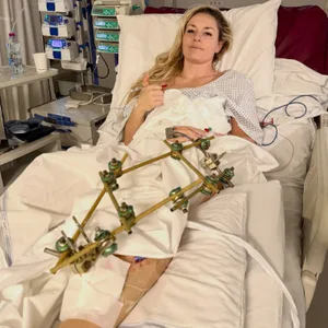 Nach ihrer dritten Operation hat sich Ski-Superstar Lindsey Vonn aus dem Krankenhaus gemeldet.