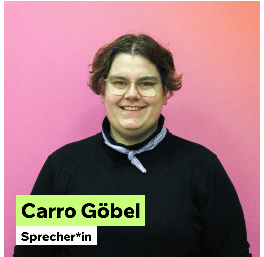 Junge Person mit Brille und Schrift „Carro Göbel“
