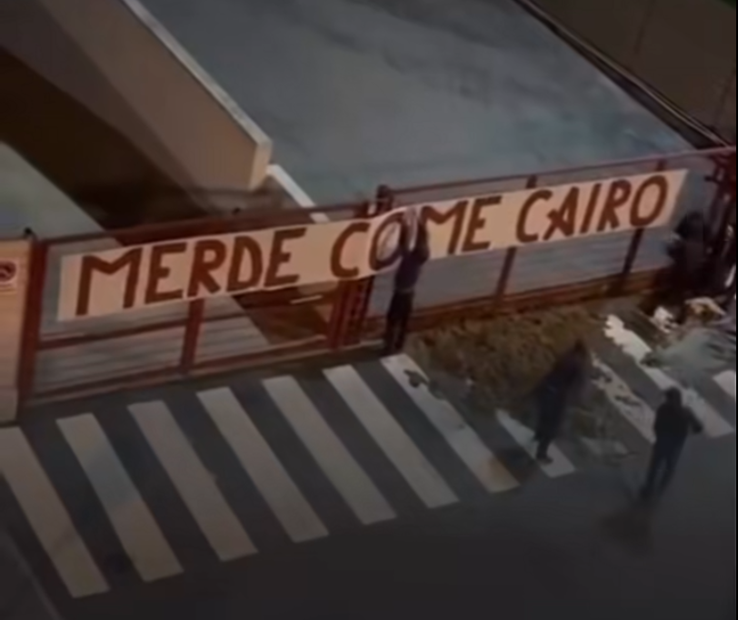 Fans des italienischen Vereins FC Turin schippen Kot vor den Zaun des Trainigsgeländes und hängen ein Banner mit dem Spruch „Scheiße wie Cairo“ auf.