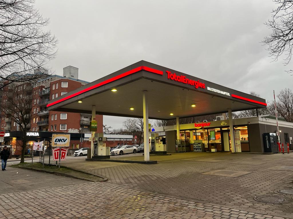 In dieser Tankstelle in Billstedt wurde der 27-Jährige niedergestochen.