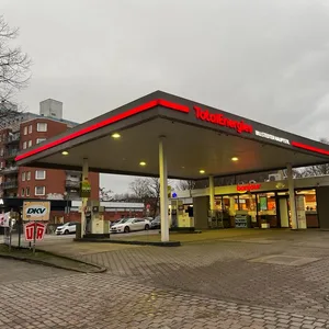 In dieser Tankstelle in Billstedt wurde der 27-Jährige niedergestochen.