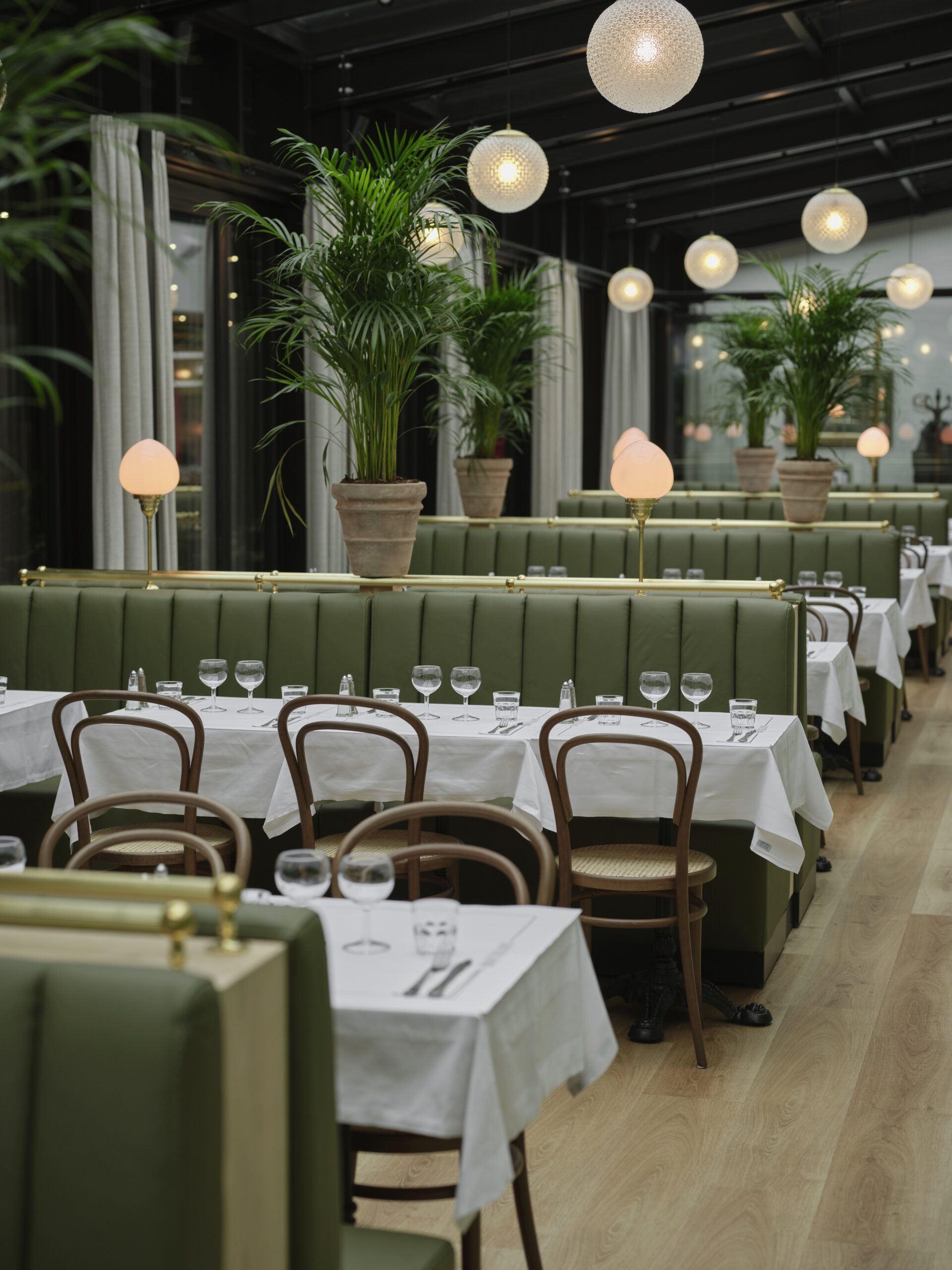 Dänen eröffnen in der früheren „Brasserie Goldbach“ am Hamburger Rathausmarkt das französische Restaurant „Bouillon“.