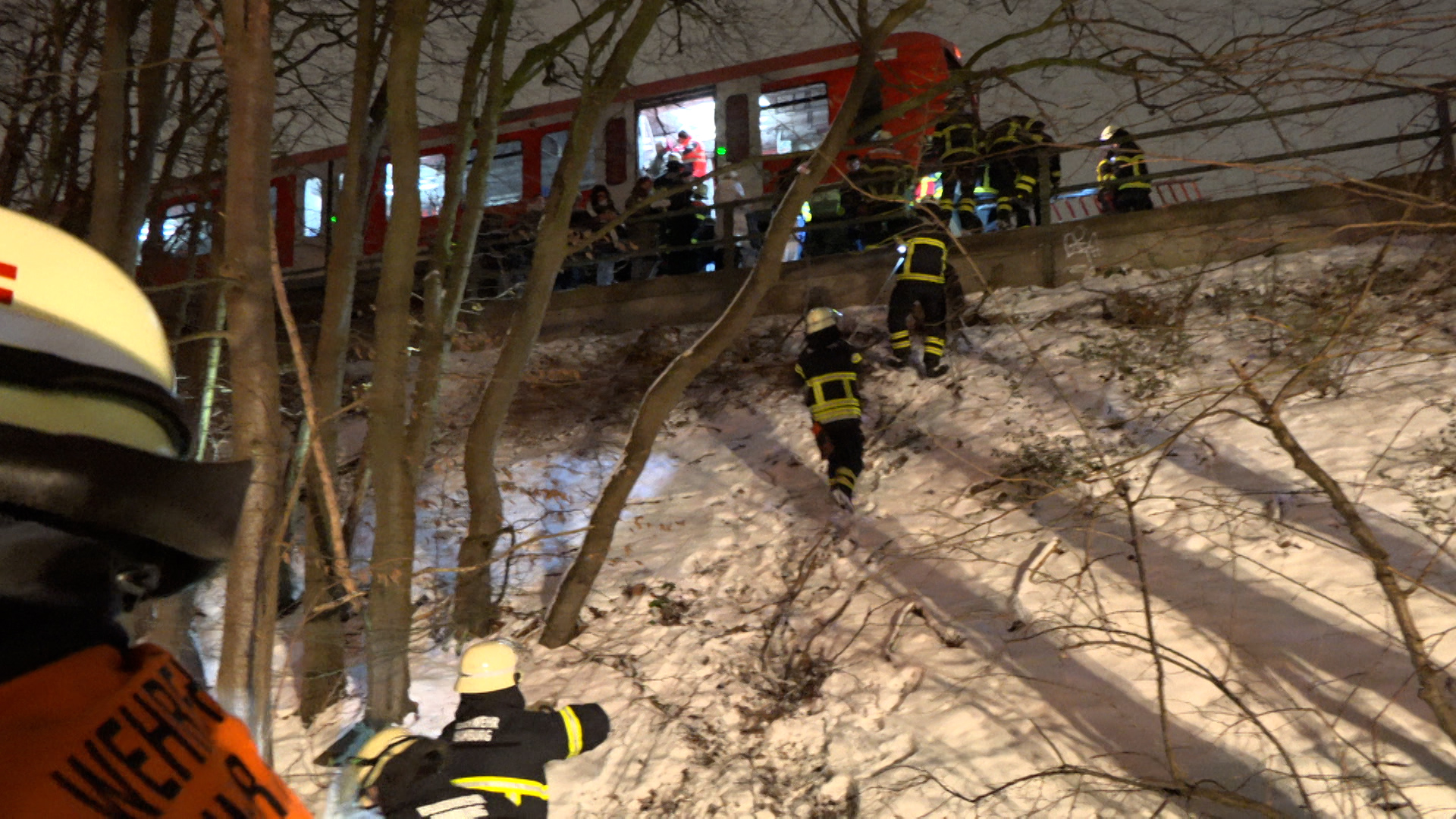 Feuerwehrleute evakuieren S-Bahn
