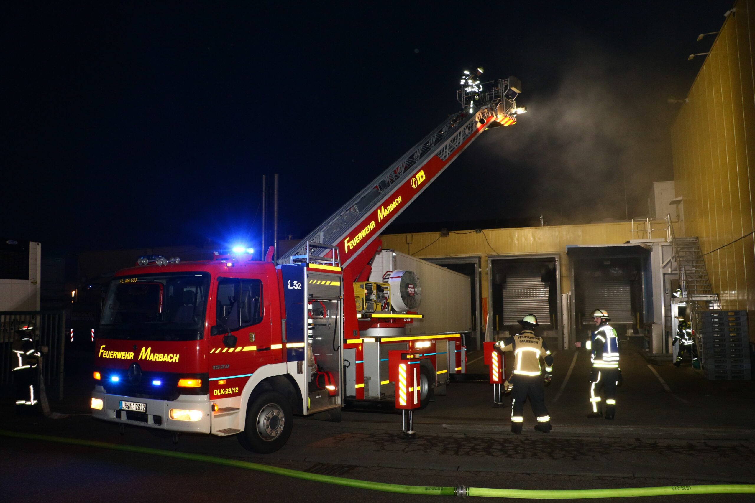 Einsatzkräfte der Feuerwehr sind mit einer Drehleiter an der Dönerfabrik in Murr im Einsatz.