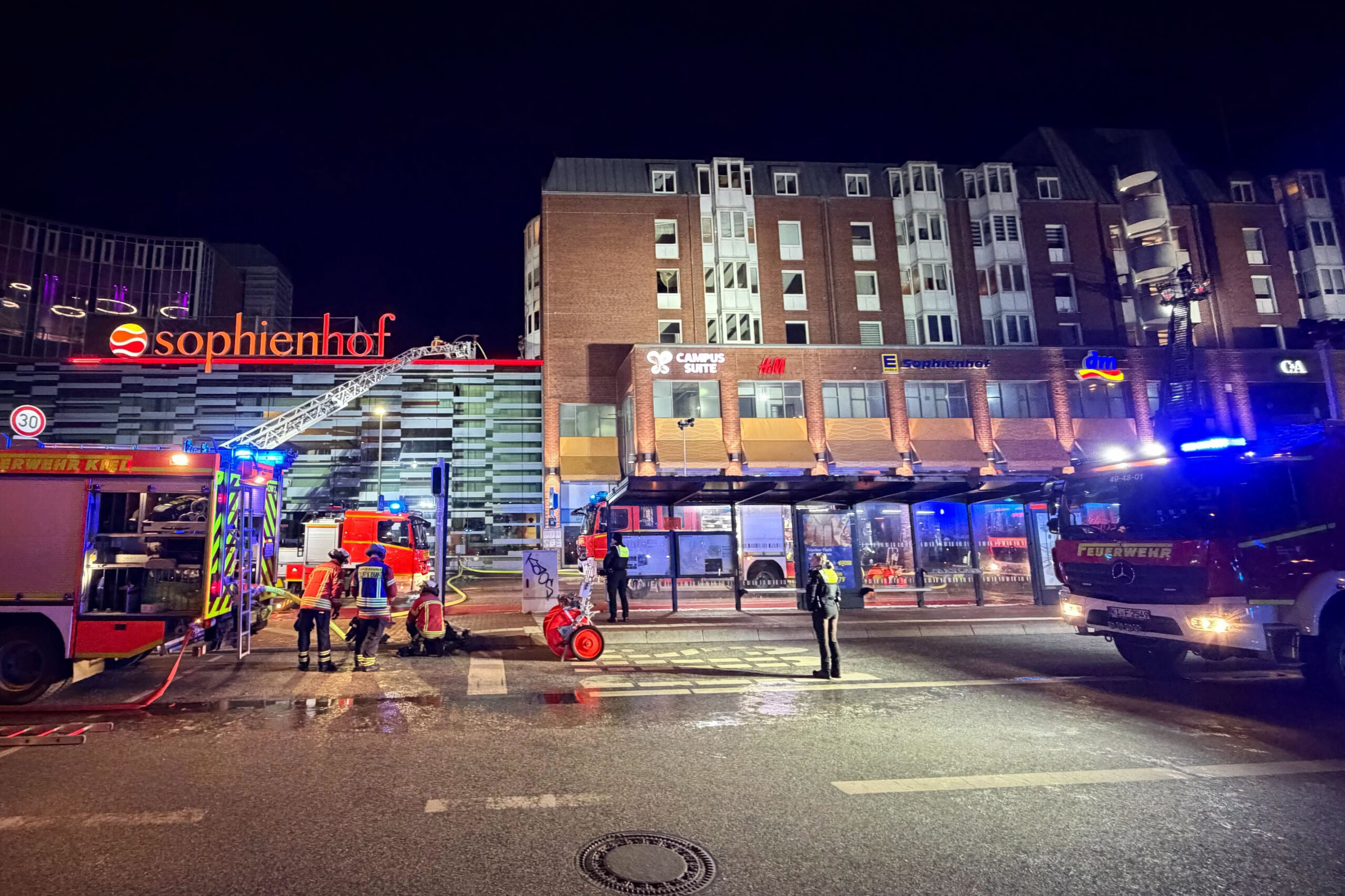 Feuerwehr vor Einkaufszentrum