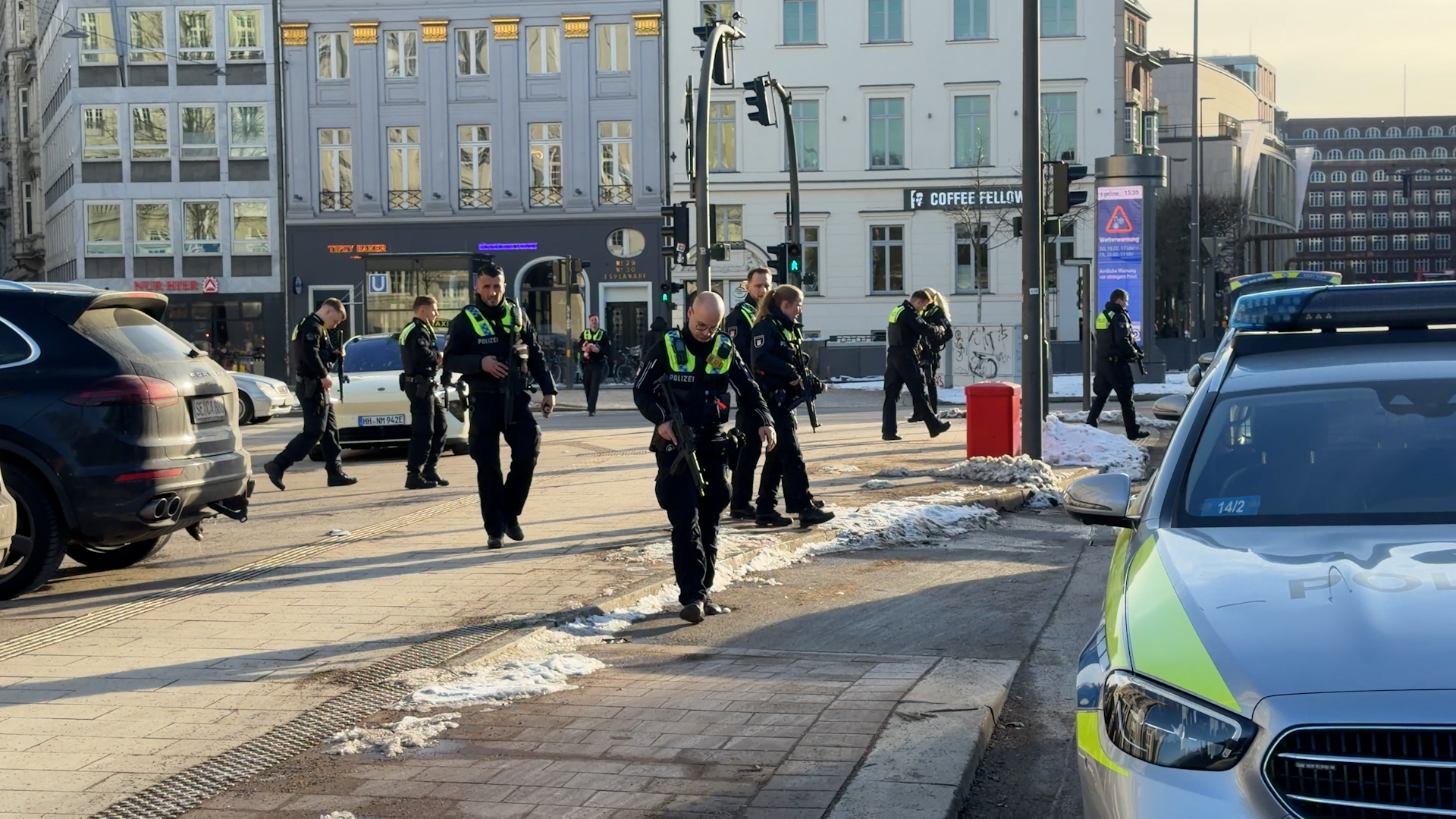 Polizeikräfte an einem Einsatzort
