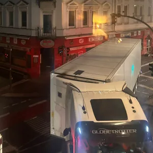 An der Kreuzung der Eulenstraße, Klausstraße und Bahrenfelder Straße in Ottensen wird seit Kurzem gebaut. Seitdem fahren sich immer mal wieder Lkw dort fest – trotz Beschilderung.