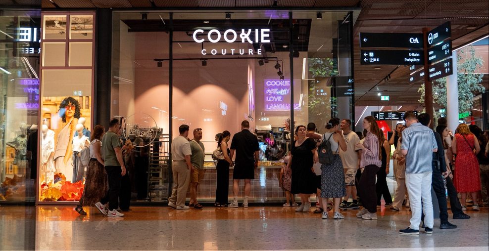 Kunden stehen vor dem Laden im „Westfield“ im Überseequartier – ein zweiter eröffnet jetzt in der Altstadt.