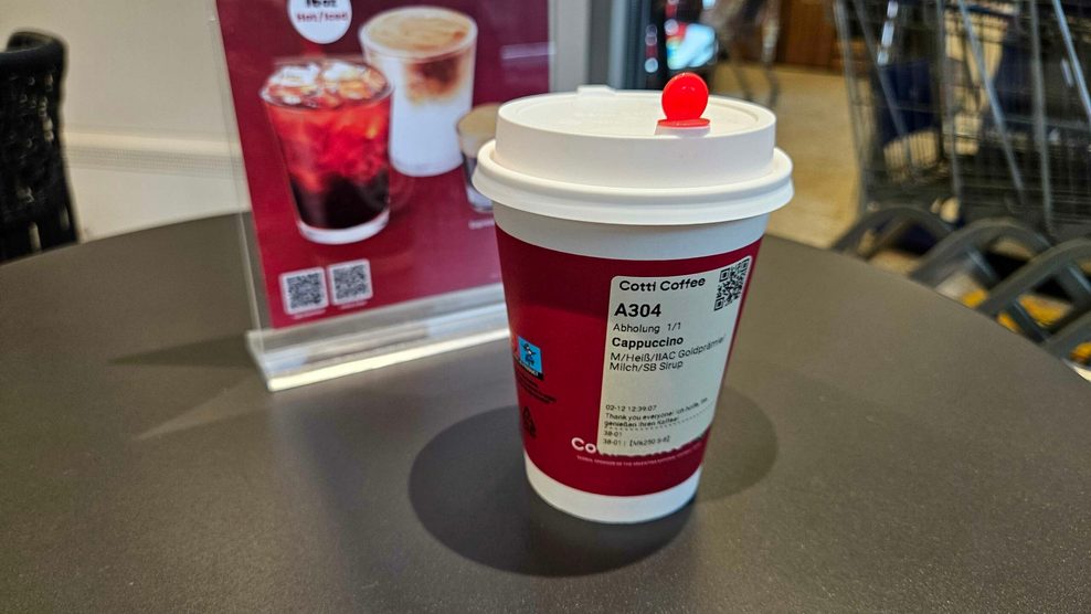 Den „Cotti Coffee“ gibt's im Plastikbecher.