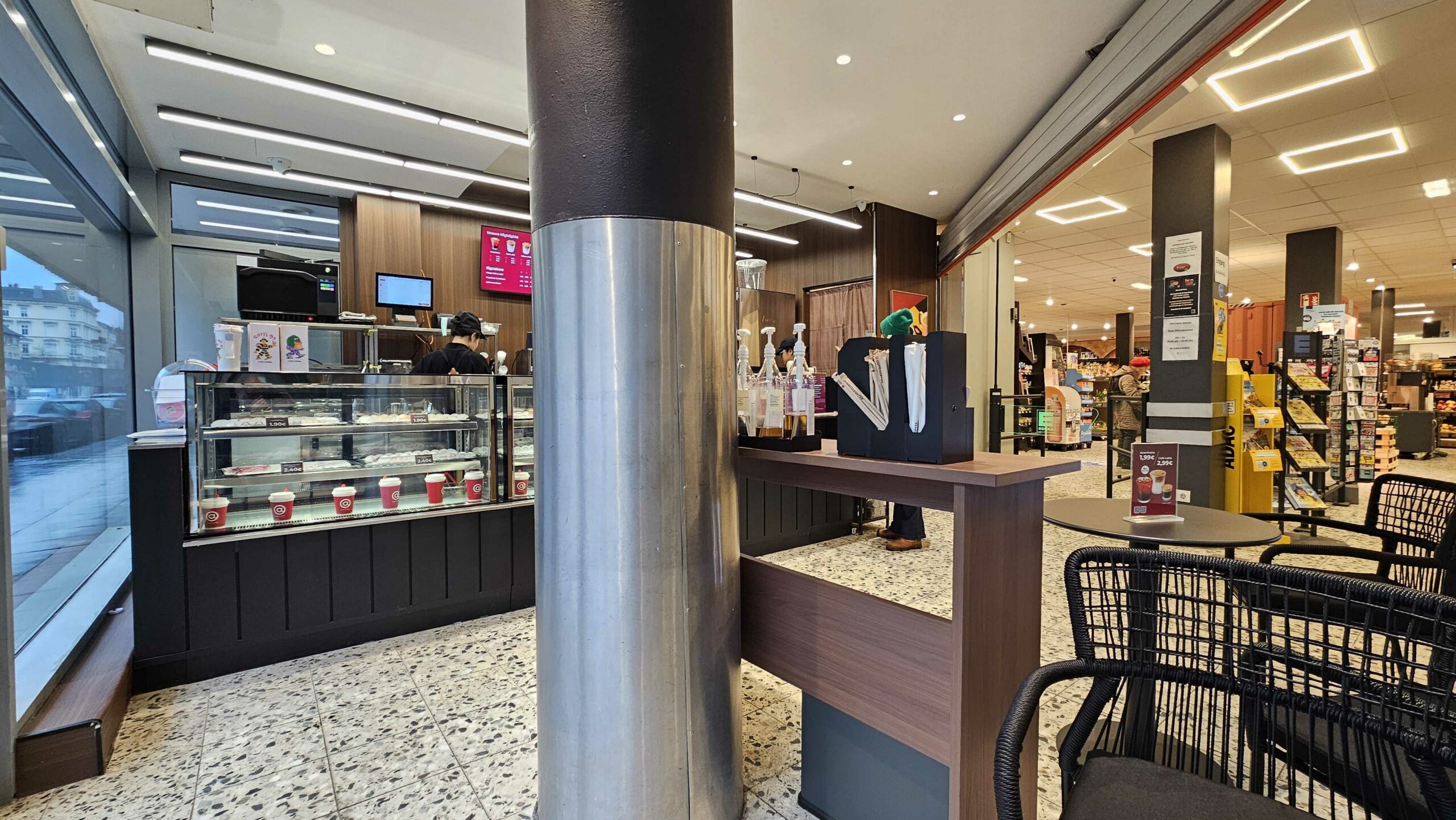 Gemütlichkeitsfaktor einer Bahnhofswartehalle: Die „Cotti Coffee“-Filiale an der Langen Reihe in Hamburg-St. Georg.