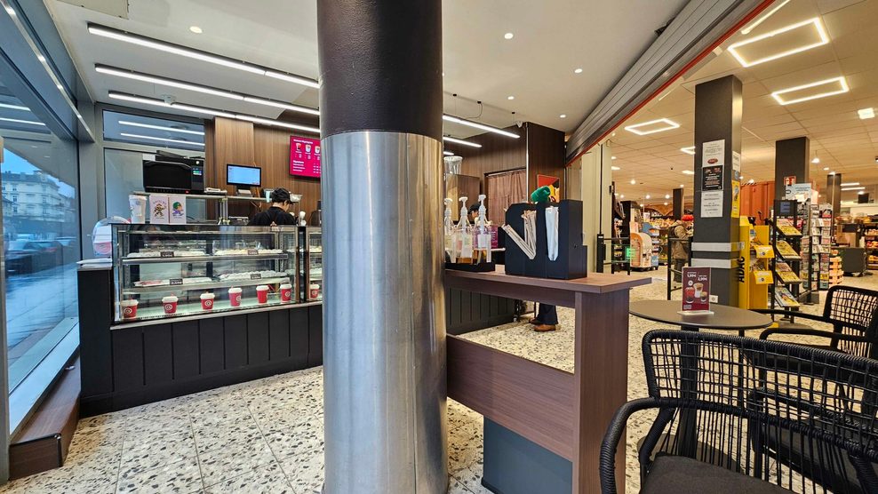 Gemütlichkeitsfaktor einer Bahnhofswartehalle: Die „Cotti Coffee“-Filiale an der Langen Reihe in Hamburg-St. Georg.