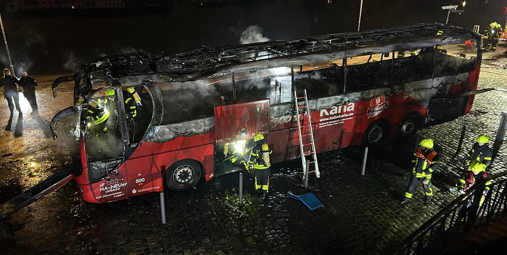 Der ausgebrannte Mannschaftsbus des Halleschen FC