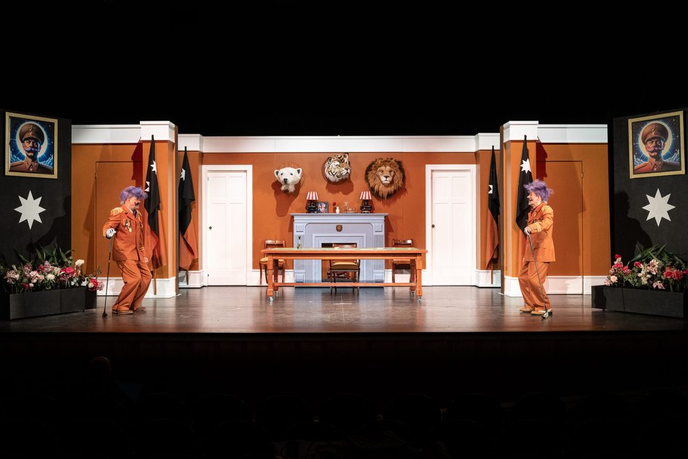 Szenenbild eines Büros mit orangefarbenen Wänden.