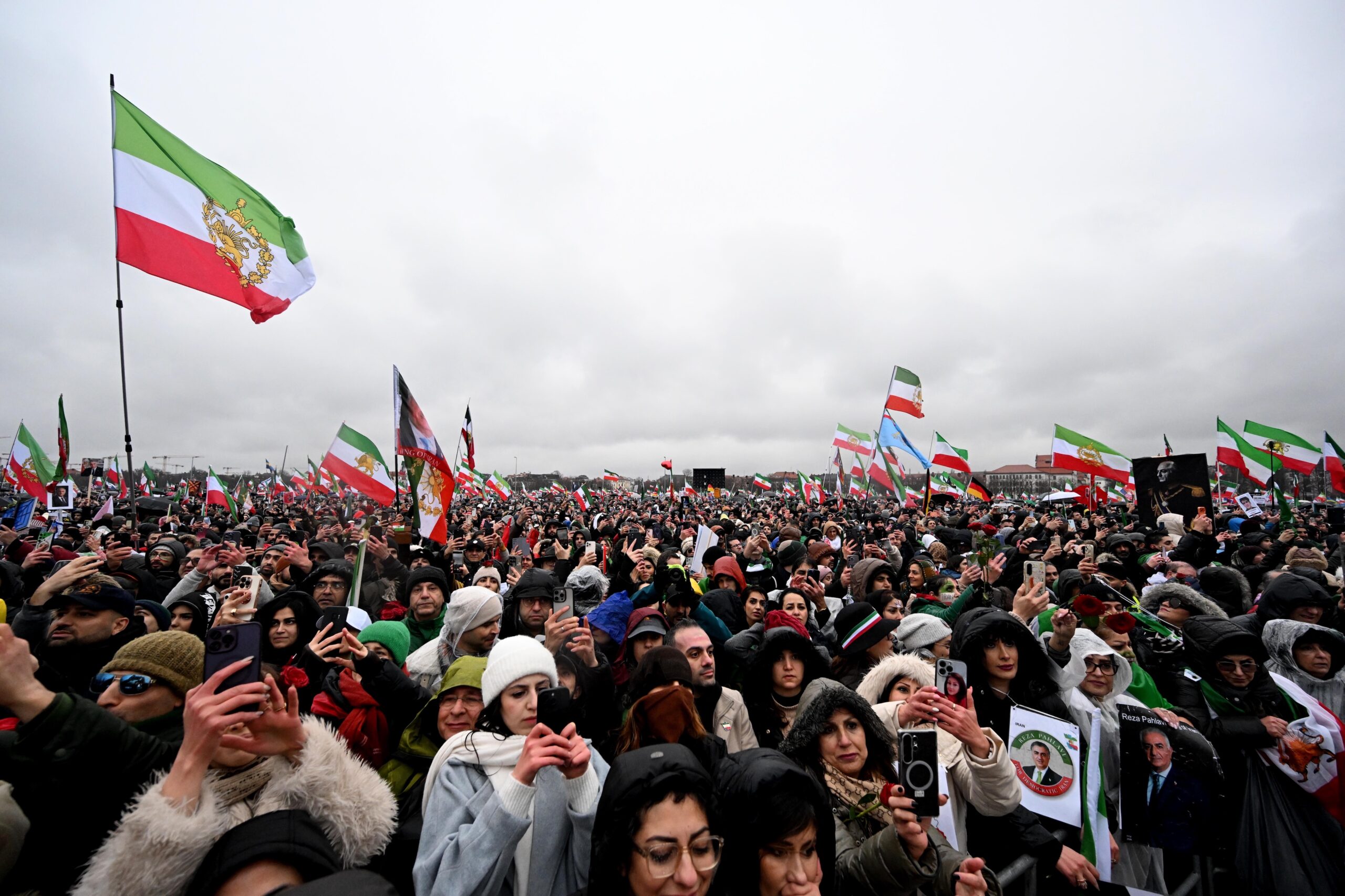 Rund 250.000 Menschen protestieren auf der Münchener Theresienwiese gegen das Mullah-Regime im Iran.