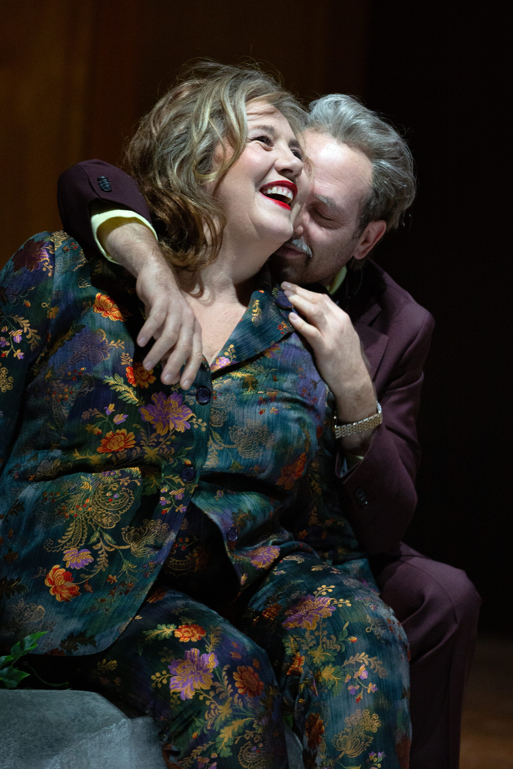 Mann umarmt eine lachende Frau