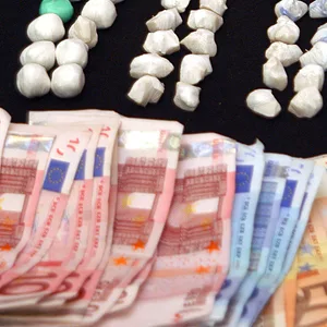 In der Wohnung des Paares wurden größere Mengen Drogen und Dealgeld sichergestellt. (Symbolfoto)