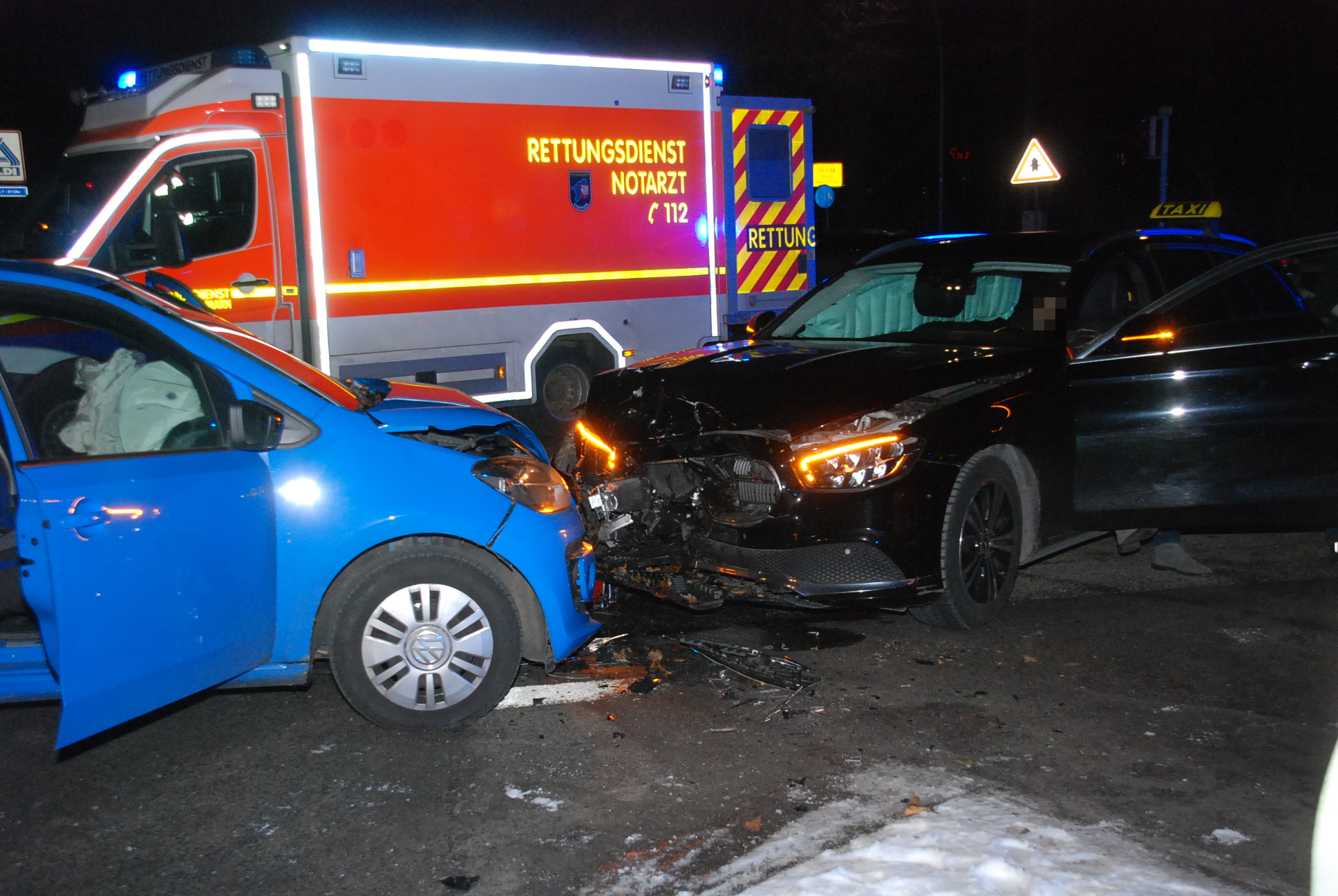 Zwei beschädigte Autos nach einem Unfall