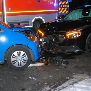Zwei beschädigte Autos nach einem Unfall