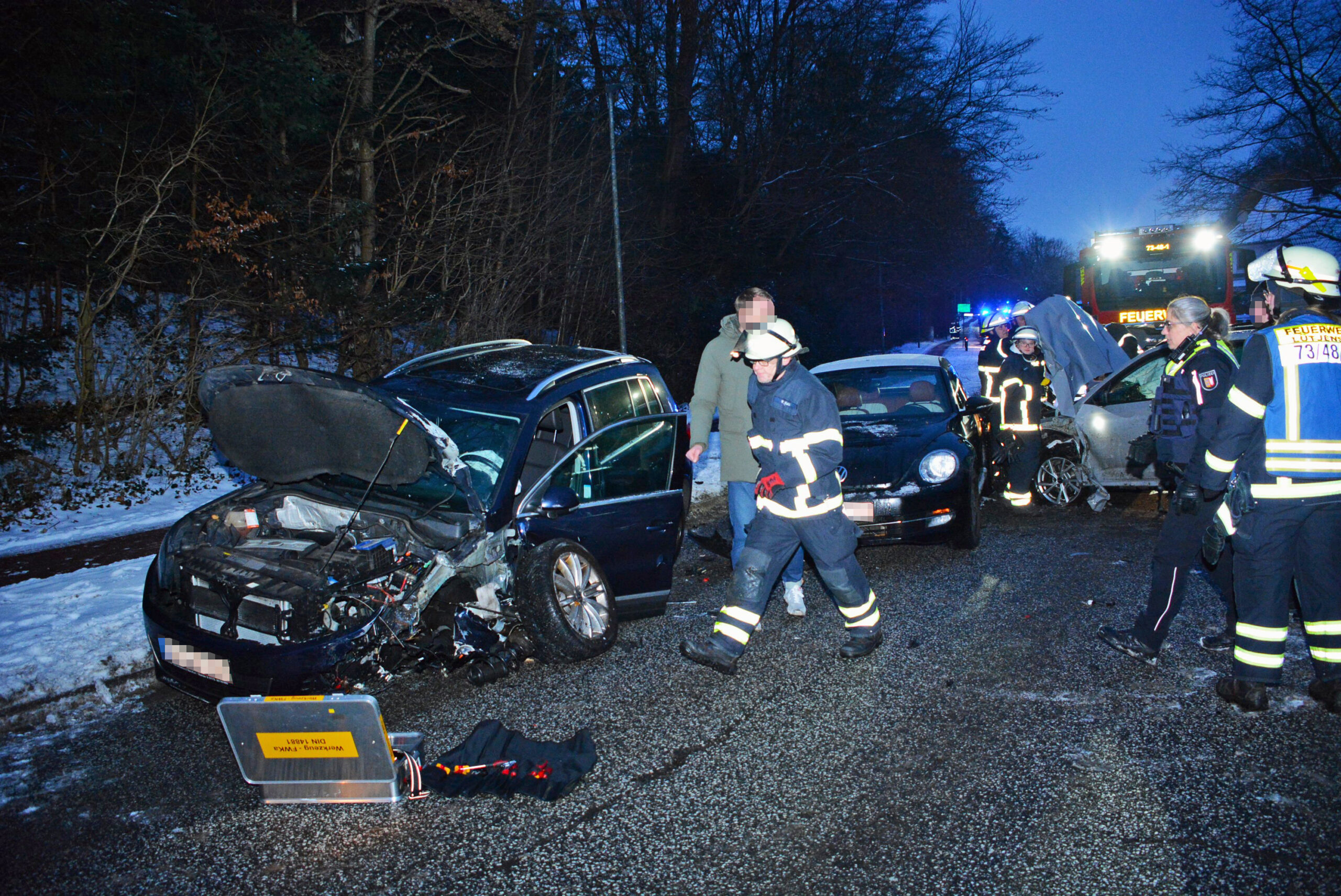Bei Lütjensee kollidierten drei Fahrzeuge. Der VW Tiguan und der Škoda wurden dabei besonders stark beschädigt.