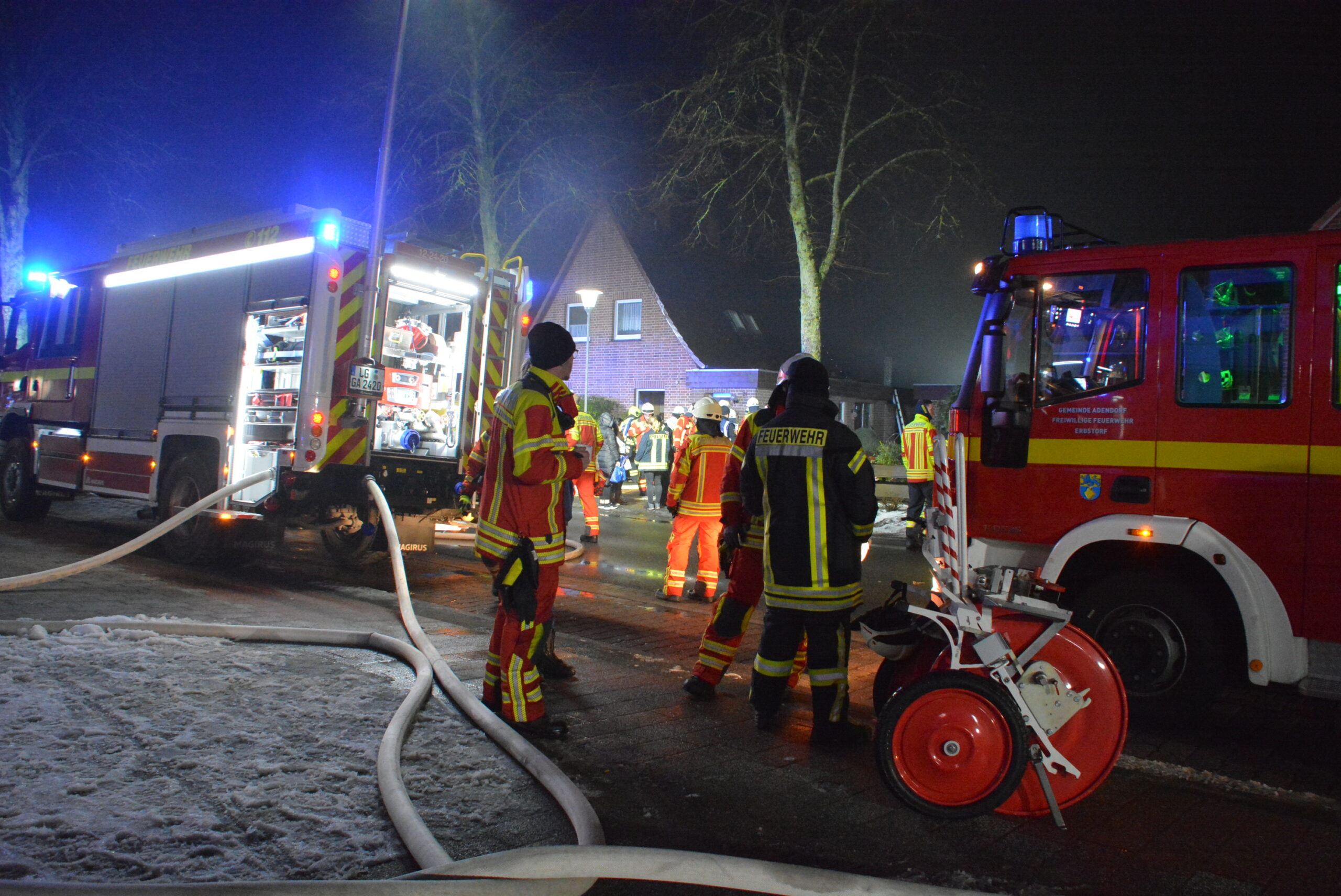 Einsatzkräfte vor dem Einfamilienhaus in Adendorf bei Lüneburg.