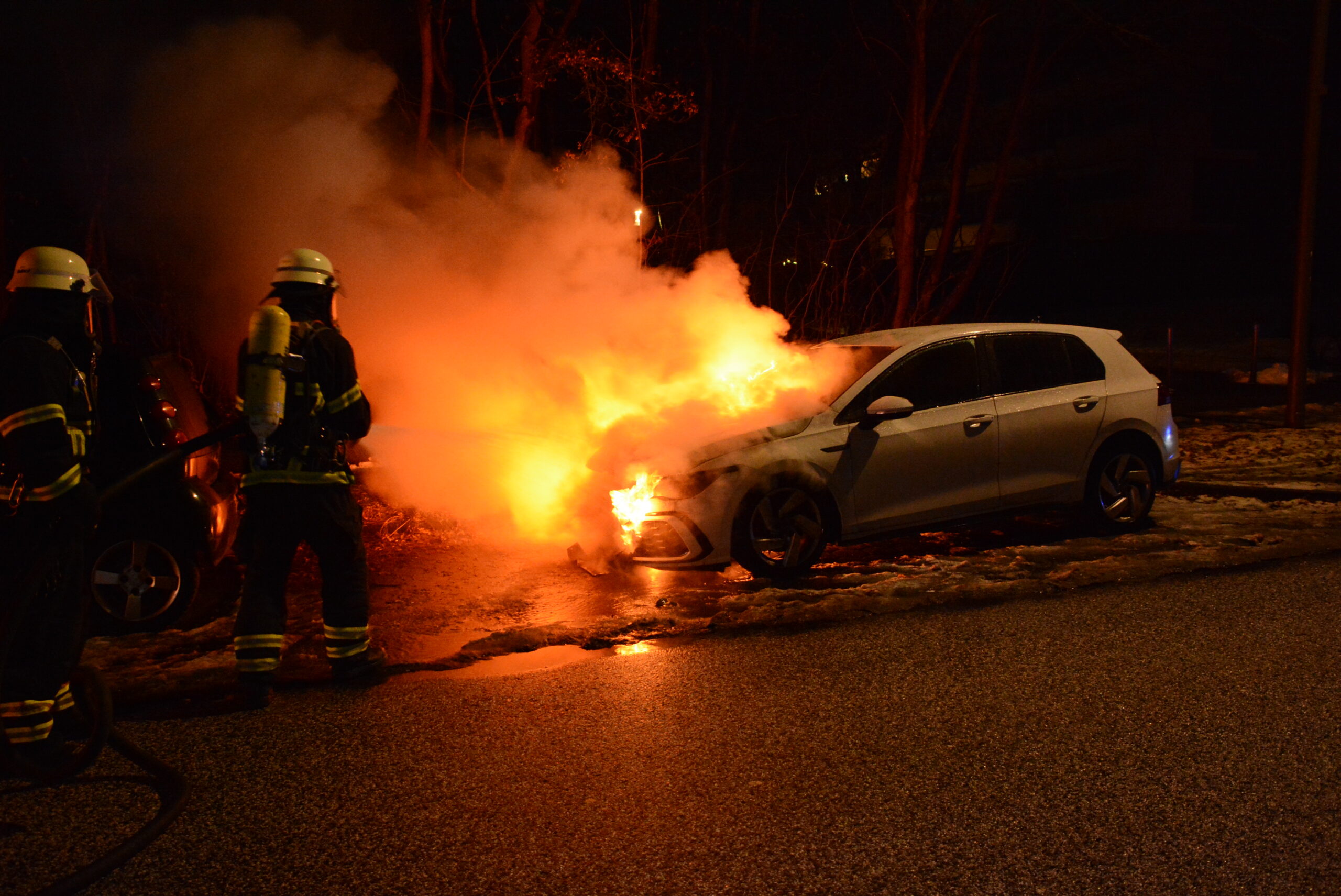 Feuerwehrkräfte löschen den brennenden VW Golf in Billstedt.