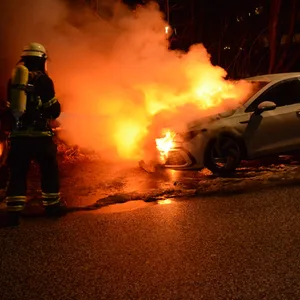 Feuerwehrkräfte löschen den brennenden VW Golf in Billstedt.
