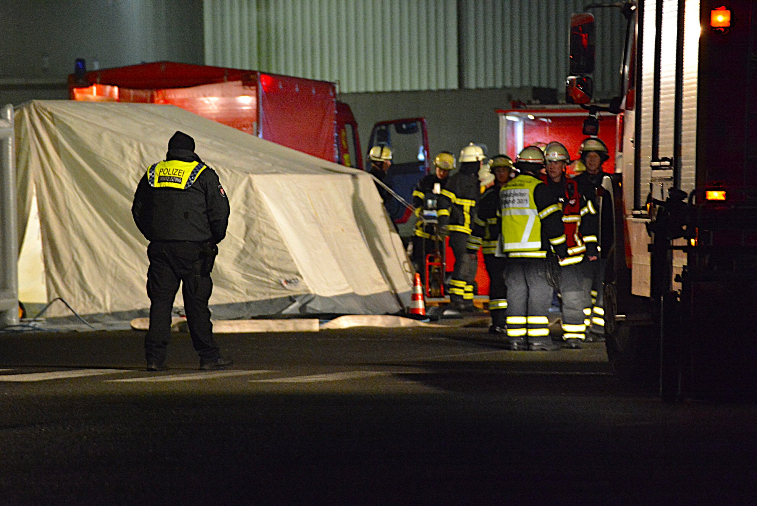Einsatz in Billbrook: Feuerwehrleute sichern Giftstoffe.