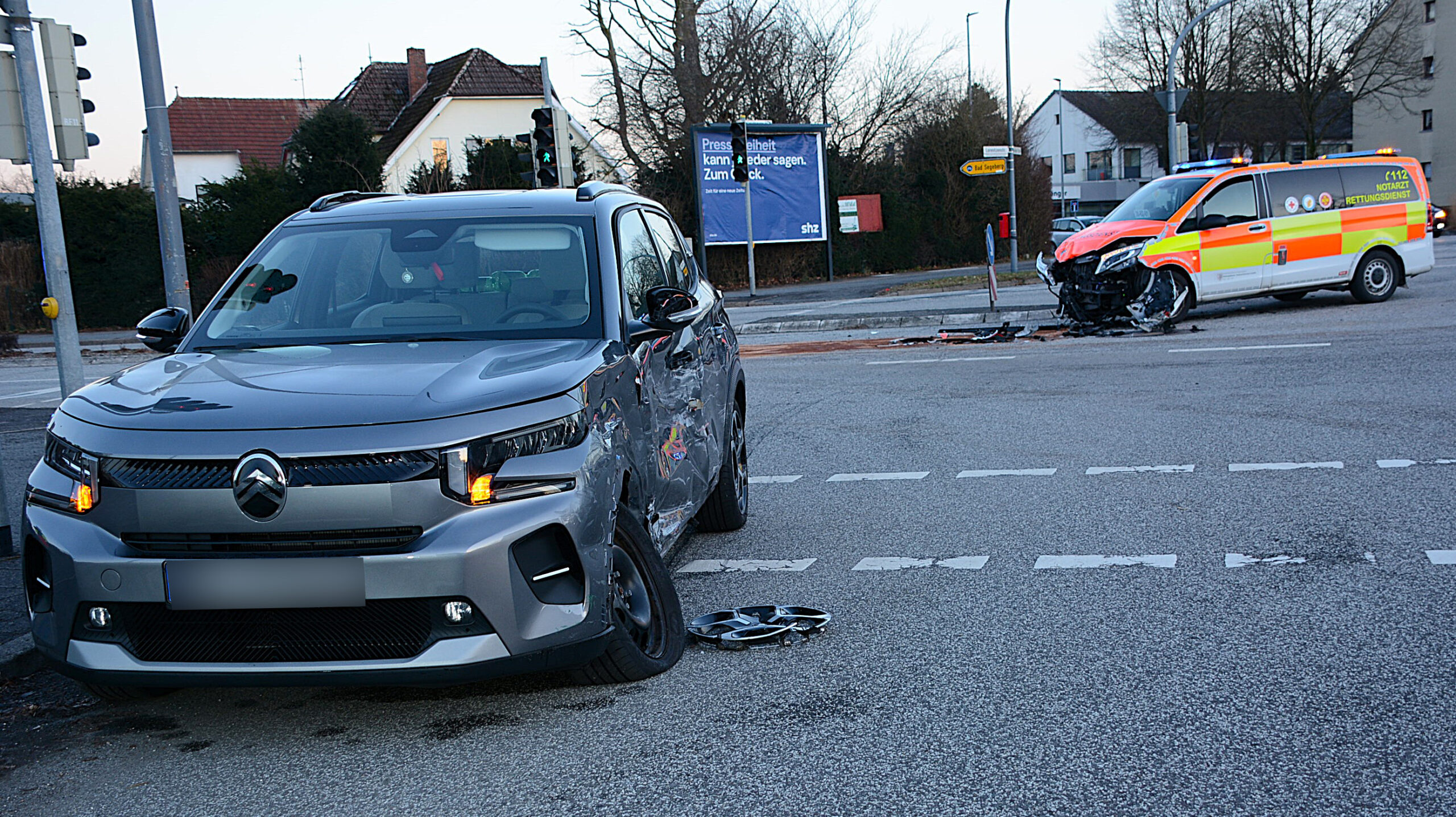 Die Front des Einsatzfahrzeugs ist komplett zerstört. Der Citroën ist an der Seite stark beschädigt.