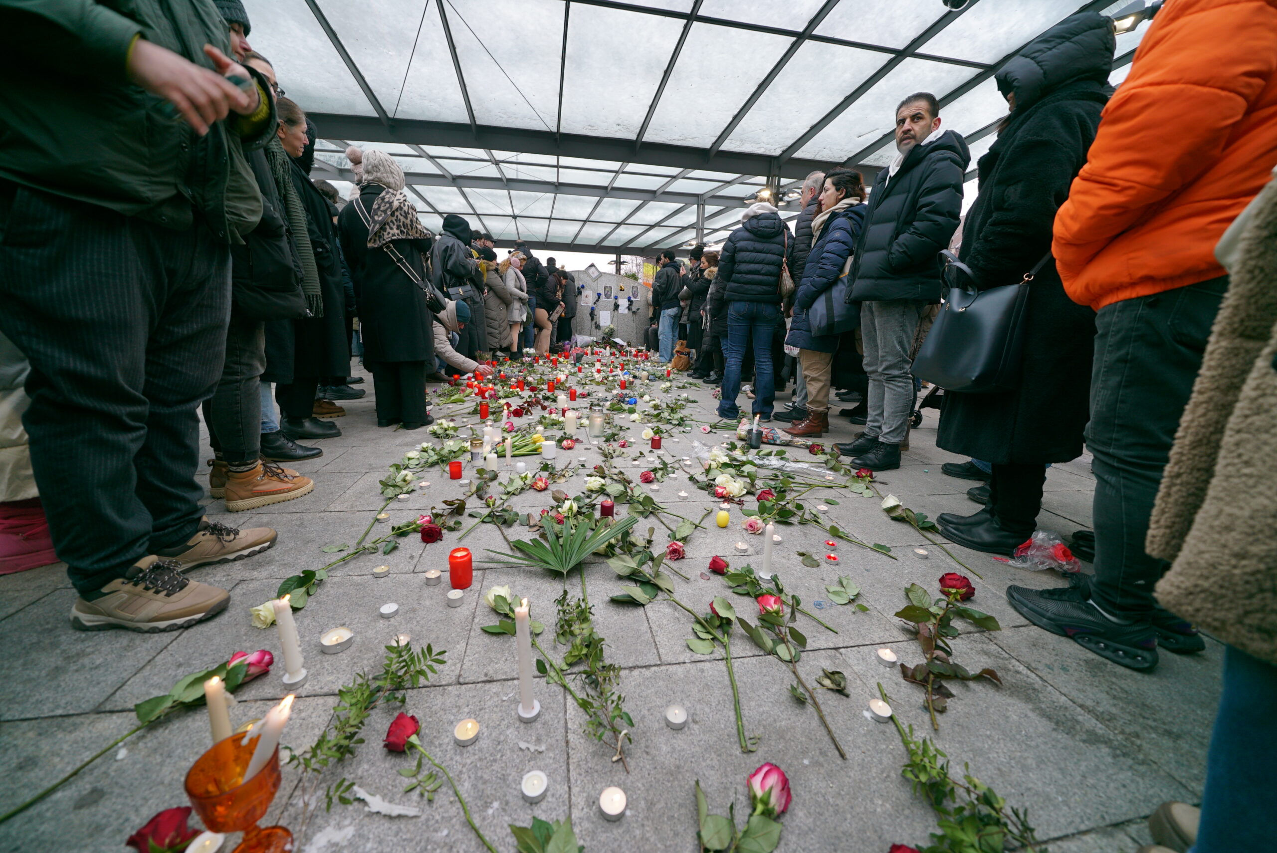 Dutzende nahmen an der U-Bahn-Station Wandsbek Markt Abschied von der getöteten 18-Jährigen.