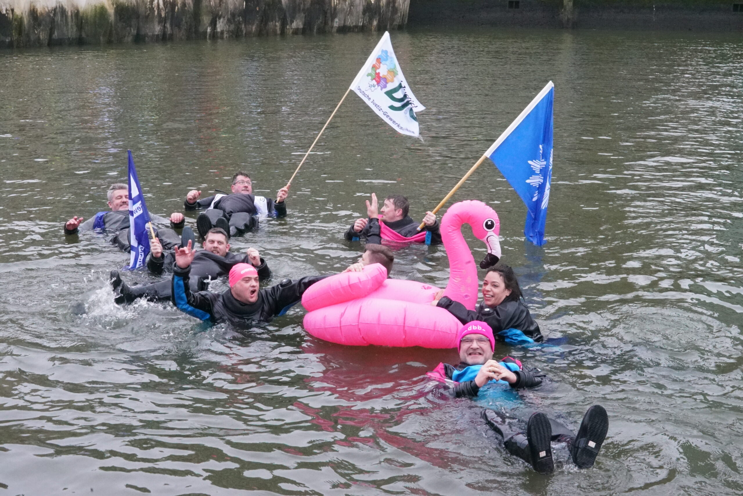 Streikende steigen aus Protest in die eiskalte Elbe.