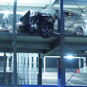 Das linke Vorderrad des Mercedes hing meterweit in der Luft.