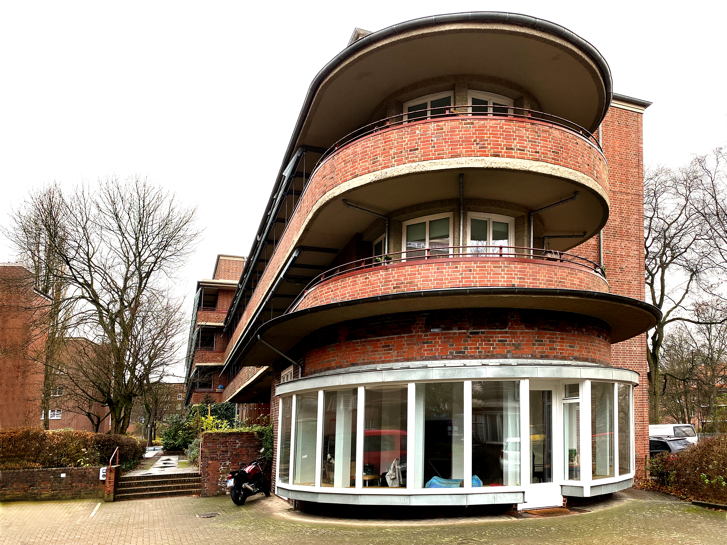 Halbrunde Fassaden, Balkone und Licht – die Laubenganghäuser in Dulsberg sind ein Vorzeige-Beispiel für familienfreundliches Wohnen schon vor 100 Jahren.