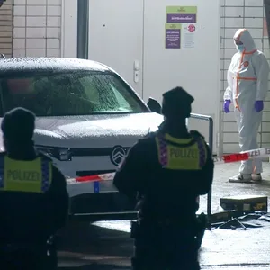 Ein Mitarbeiter der Spurensicherung ist dem Parkplatz des Restaurants