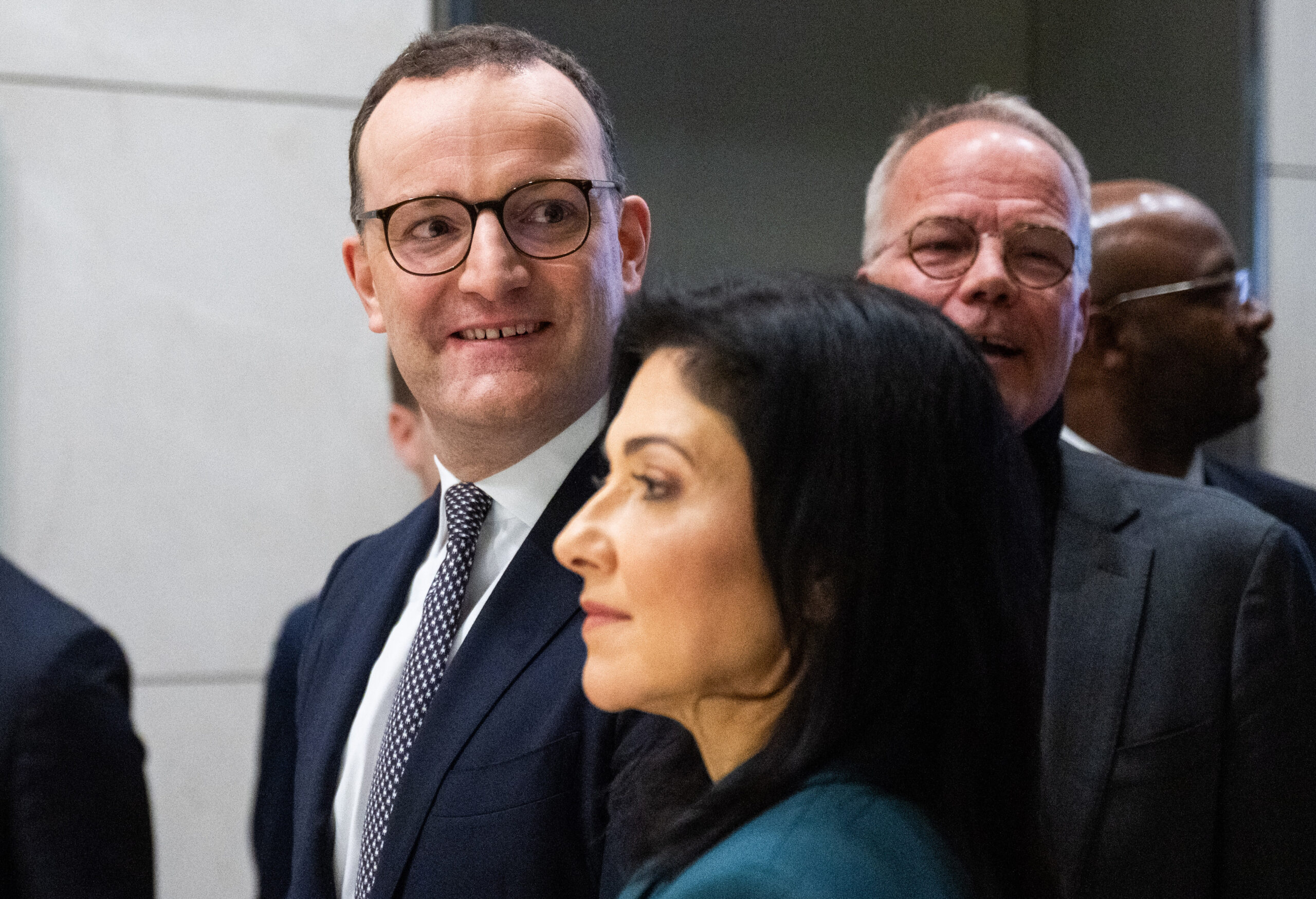 Jens Spahn (l-r), Vorsitzender der Unions-Fraktion im Bundestag, Katherina Reiche (CDU), Bundesministerin für Wirtschaft und Energie, und Matthias Miersch, Fraktionsvorsitzender der SPD, gehen nach einem Pressestatement zum Gebäudeenergiegesetz im Bundestag.