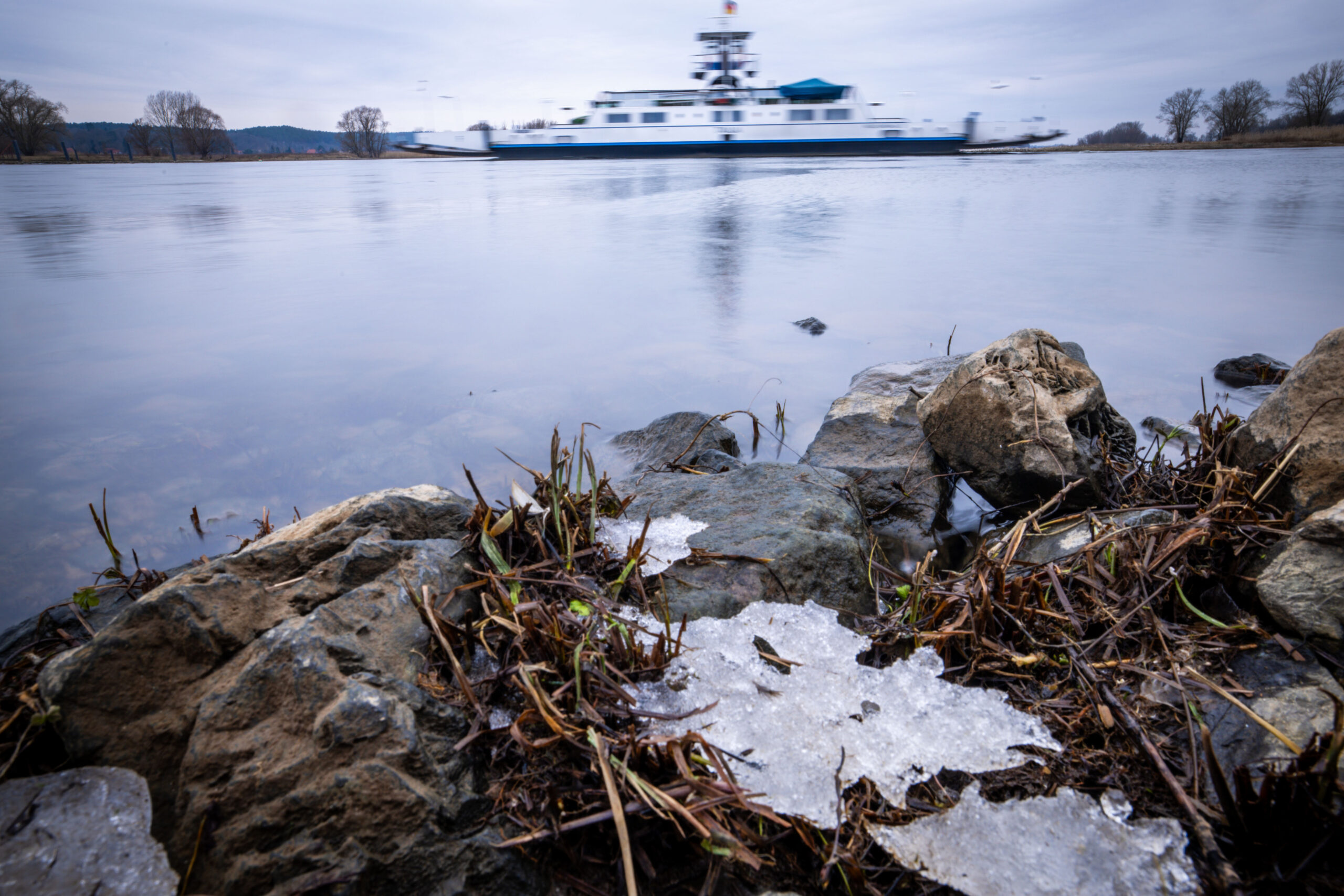Die Fähre „Tanja“ hat ihren Betrieb wegen Eis auf der Elbe eingestellt.