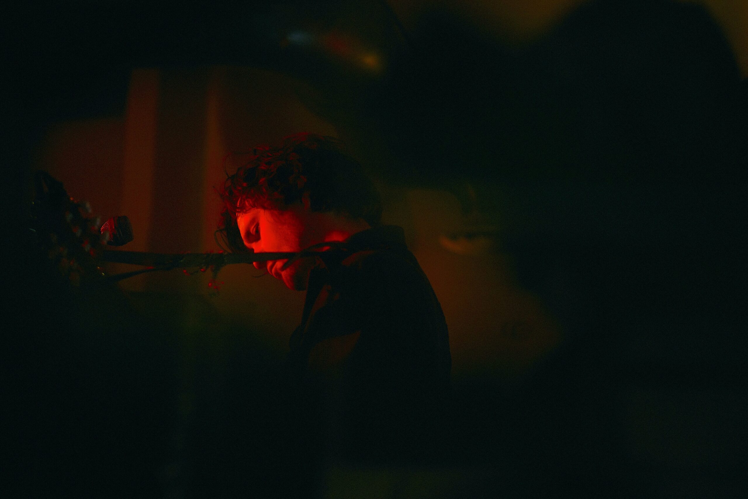 Ein Mann spielt auf einer Gitarre.