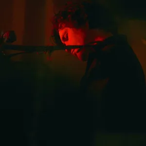 Ein Mann spielt auf einer Gitarre.